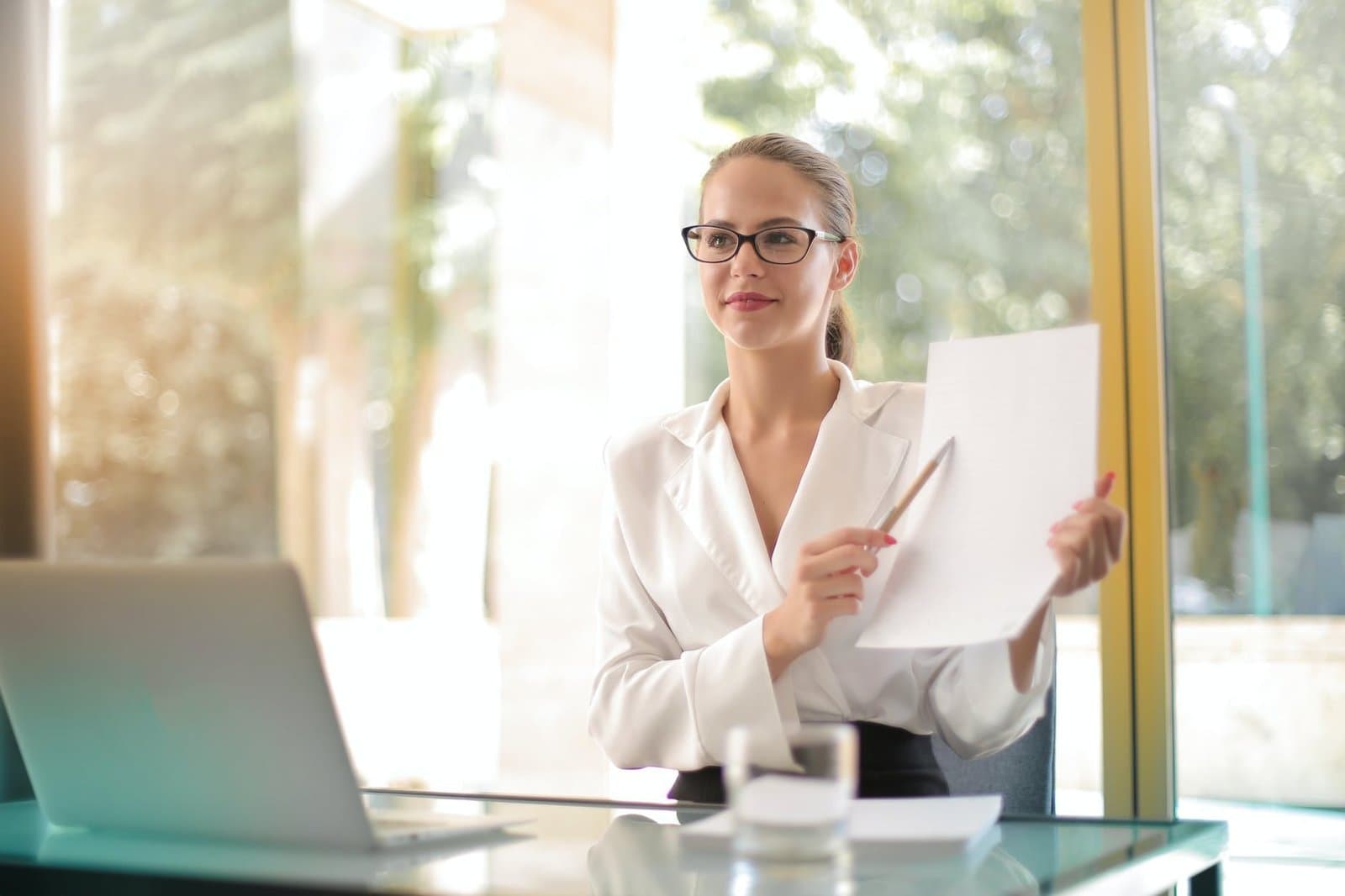 intelligent businesswoman explaining rental market analysis for land o lakes florida